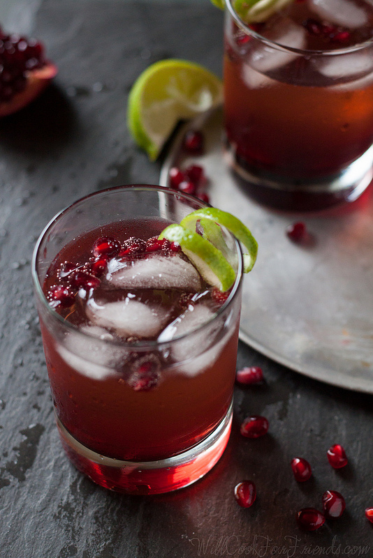 Pomegranate Ginger Fizz Cocktail (can be made alcohol-free, too) - this would be perfect for the holidays!