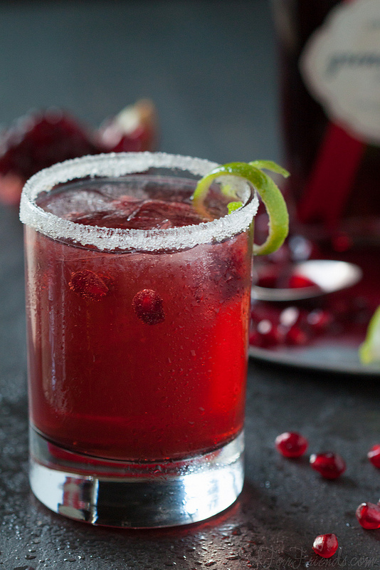 Pomegranate Ginger Fizz Cocktail (can be made alcohol-free, too) - this would be perfect for the holidays!