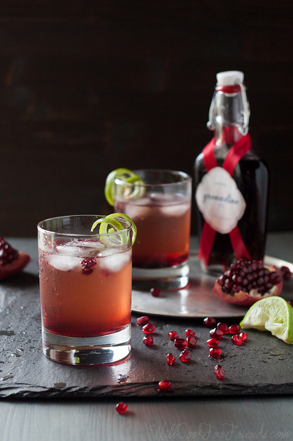 Pomegranate Ginger Fizz Cocktail (can be made alcohol-free, too) - this would be perfect for the holidays!